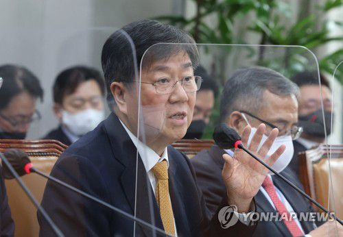 답변하는 김대기 대통령 비서실장(서울=연합뉴스) 이정훈 기자 = 김대기 대통령 비서실장이 9일 오후 국회에서 열린 운영위원회 전체회의에서 의원질의에 답변하고 있다. 2022.11.9 uwg806@yna.co.kr