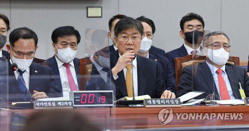 답변하는 김대기 대통령 비서실장(서울=연합뉴스) 이정훈 기자 = 김대기 대통령 비서실장이 9일 오후 국회에서 열린 운영위원회 전체회의에서 의원질의에 답변하고 있다. 앞줄 왼쪽부터 임종득 국가안보실 2차장, 김대기 대통령 비서실장, 김종철 경호처 차장. 2022.11.9 uwg806@yna.co.kr