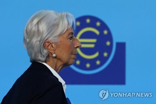 크리스틴 라가르드라가르드 총재가 지난달 27일 통화정책회의 후 이동하는 모습.[로이터=연합뉴스 자료사진, DB화 및 재배포 금지]