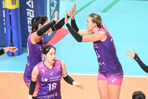 손 마주치는 옐레나와 김연경(서울=연합뉴스) 흥국생명 김연경(왼쪽)과 옐레나가 10일 서울시 중구 장충체육관에서 열린 프로배구 여자부 GS칼텍스와의 방문 경기 중 손을 마주치며 서로 격려하고 있다. [한국배구연맹 제공. 재판매 및 DB금지]