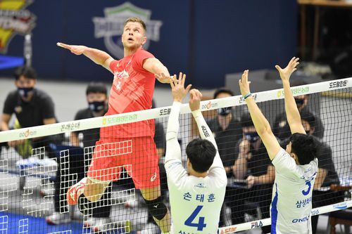 타이스의 고공 강타(서울=연합뉴스) 한국전력 외국인 공격수 타이스가 10일 수원체육관에서 열린 프로배구 남자부 삼성화재와의 홈 경기에서 타점 높은 공격을 시도하고 있다. [한국배구연맹 제공. 재판매 및 DB금지]
