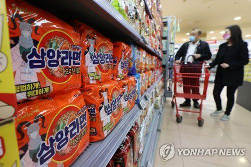 삼양라면 가격 인상(서울=연합뉴스) 강민지 기자 = 삼양식품이 내달 7일부터 불닭볶음면과 삼양라면 등 13개 브랜드 제품 가격을 평균 9.7% 인상한다고 21일 밝혔다. 봉지면 기준 불닭볶음면과 삼양라면은 각각 8.7%, 9.3% 오른다. 사진은 이날 서울의 한 대형마트에 진열된 라면. 2022.10.21 mjkang@yna.co.kr