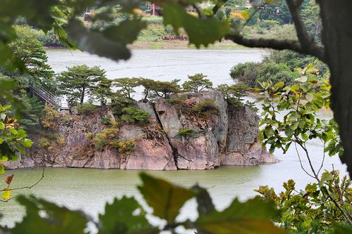 둘레길에서 감상할 수 있는 소양강 바위언덕.[사진/조보희 기자]