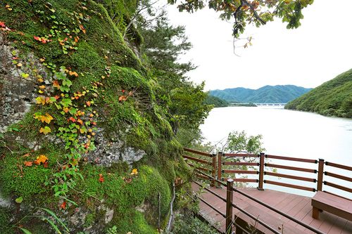 소양강 둘레길은 강변 길과 산길의 '변주'라고 할 수 있다. [사진/조보희 기자]