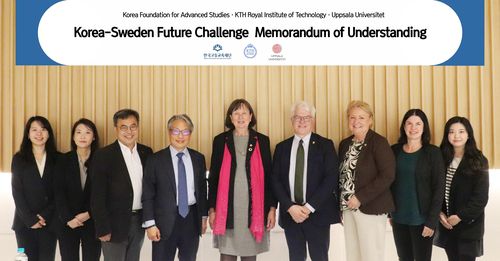 'Korea-Sweden Future Challenge' 협약 기념촬영(서울=연합뉴스) 한국고등교육재단과 스웨덴왕립공과대학교 관계자들이 10일 'Korea-Sweden Future Challenge' 업무협약을 하고 나서 기념촬영을 하고 있다. [한국고등교육재단 제공. 재판매 및 DB 금지]