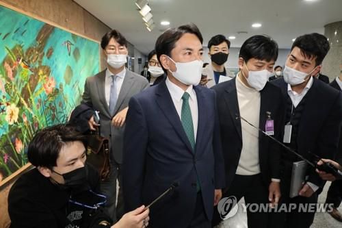 취재진 질문받는 김진태 강원지사      (서울=연합뉴스) 이정훈 기자 = 김진태 강원지사가 10일 오전 국회 의원회관에서 열린 강원도·국회의협의회 국비확보 대책 간담회에 참석한 뒤 나서며 취재진의 질문을 받고 있다. 2022.11.10     uwg806@yna.co.kr (끝)