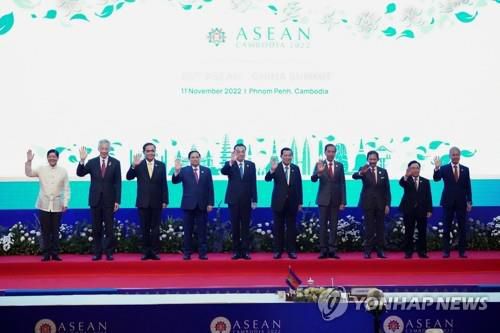 11일 캄보디아 수도 프놈펜에서 열린 아세안 정상회의에 참석한 회원국 지도자들[로이터=연합뉴스. 재판매 및 DB 금지]