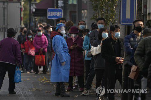 10일 코로나19 PCR 검사 대기 중인 베이징 시민들(AP=연합뉴스)