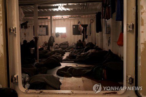 난민 구조선 '오션 바이킹'에 타고 있는 이주민들[로이터=연합뉴스 자료사진. SOS 메디테리아네 제공. 재판매 및 DB 금지]