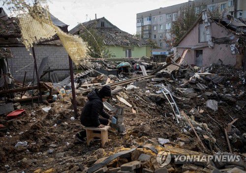 우크라이나 쿠피안스크 폐허서 놀고 있는 소년(쿠피안스크 로이터=연합뉴스) 16일(현지시간) 러시아 공습에 폐허로 변한 우크라이나 동부 하르키우주 쿠피안스크의 할머니 집에서 한 소년이 놀고 있다. 우크라이나는 지난달 러시아로부터 쿠피안스크 지역을 수복한 바 있다. 2022.10.17 jason3669@yna.co.kr
