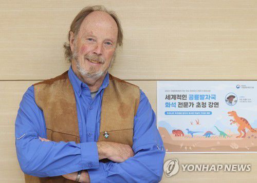 한국 찾은 마틴 로클리 교수(서울=연합뉴스) 이재희 기자 = 미국 콜로라도 대학교 마틴 로클리 명예교수가 10일 오후 서울 종로구 고궁박물관 별관에서 열린 '세계적인 공룡발자국 화석 전문가 초청 강연'에 앞서 포즈를 취하고 있다. 2022.11.10 scape@yna.co.kr