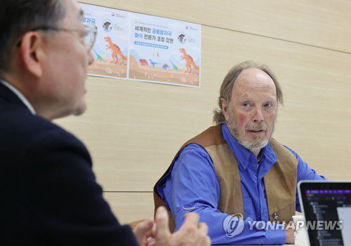한국 찾은 세계적인 공룡발자국 화석 전문가(서울=연합뉴스) 이재희 기자 = 미국 콜로라도 대학교 마틴 로클리 명예교수(오른쪽)와 임종덕 문화재청 국립문화재연구원 자연문화재연구실장이 10일 오후 서울 종로구 고궁박물관 별관에서 열린 '세계적인 공룡발자국 화석 전문가 초청 강연' 간담회에서 대화를 나누고 있다. 2022.11.10 scape@yna.co.kr