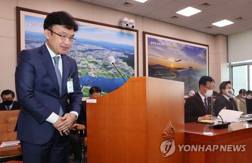 잇단 철도사고 사과하는 나희승 코레일 사장(서울=연합뉴스) 이정훈 기자 = 나희승 코레일 사장이 11일 오전 국회에서 열린 국토교통위원회 전체회의에서 현안보고를 마친 뒤 탈선 사고와 작업자 사망사고가 이어진 데 대해 사과하고 있다. 2022.11.11 uwg806@yna.co.kr