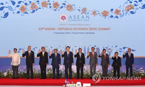 한·아세안 정상회의 참석한 윤석열 대통령(프놈펜=연합뉴스) 서명곤 기자 = 윤석열 대통령이 11일 오후 캄보디아 프놈펜 소카호텔에서 열린 한·아세안 정상회의에서 훈센 캄보디아 총리 등과 기념촬영을 하고 있다. 왼쪽부터 페르디난드 마르코스 주니어 필리핀 대통령,  리센룽 싱가포르 총리, 쁘라윳 짠오차 태국 총리, 팜 민 찐 베트남 총리, 윤석열 대통령, 훈센 캄보디아 총리, 조코 위도도 인도네시아 대통령, 하사날 볼키아 브루나이 국왕, 판캄 비파반 라오스 총리, 아즈하 아지잔 하룬 말레이시아 총리 특사. 2022.11.11 seephoto@yna.co.kr