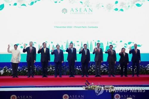 11일 캄보디아 수도 프놈펜에서 열린 아세안 정상회의에 참석한 회원국 지도자들[로이터=연합뉴스. 재판매 및 DB 금지]