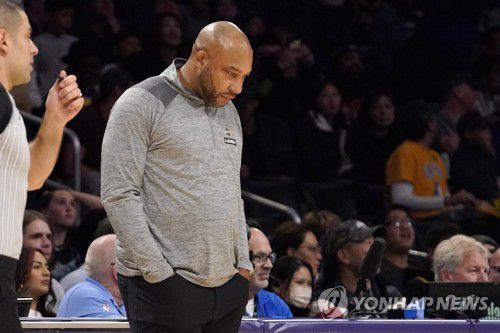 생각에 잠긴 레이커스의 다빈 햄 감독[AP=연합뉴스]