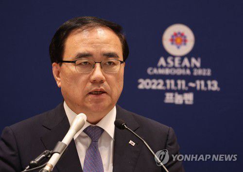 브리핑하는 김성한 국가안보실장(프놈펜=연합뉴스) 서명곤 기자 = 김성한 국가안보실장이 12일(현지시간) 캄보디아 프놈펜 한 호텔 내 미디어센터에서 윤석열 대통령의 '아세안+3'(한중일) 정상회의 참석 내용과 일정 등에 대해 브리핑하고 있다. 2022.11.12 seephoto@yna.co.kr