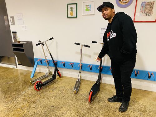 구글 뉴욕 오피스 복도에 비치된 킥보드들(뉴욕=연합뉴스) 강건택 특파원