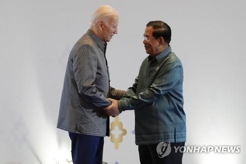 12일 아세안 정상회의 행사에서 훈센 캄보디아 총리와 만난 조 바이든 미국 대통령[AP=연합뉴스. 재판매 및 DB 금지]