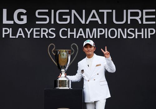 우승 트로피를 든 김영수.[KPGA 제공. 재판매 및 DB 금지]