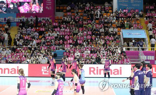 가득 찬 배구장 관중석[연합뉴스 자료사진]