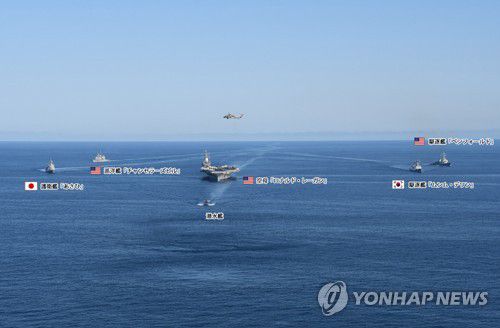 동해서 한미일 대잠전 훈련(도쿄=연합뉴스) 박성진 특파원 = 한미일 대잠전 훈련에 참여한 전력들이 9월 30일 동해 공해상에서 기동훈련을 하고 있다. 사진 왼쪽부터 일본 해상자위대 신형 준이지스급 구축함 아사히함, 미국 유도미사일순양함 챈슬러스빌함, 미국 원자력 추진 잠수함 아나폴리스함, 미국 원자력 추진 항공모함 로널드 레이건함, 한국 구축함 문무대왕함, 미국 이지스 구축함 벤폴드함. 2022.9.30 [일본 방위성 제공. 재판매 및 DB 금지] sungjinpark@yna.co.kr