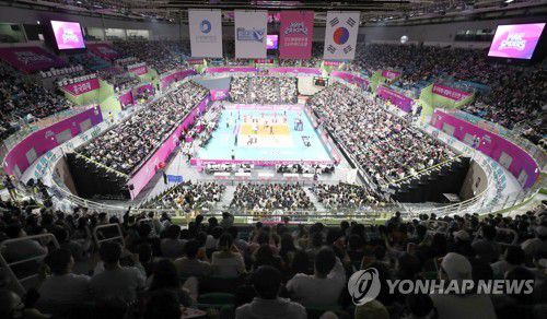 '김연경 효과'…인천 경기 매진(인천=연합뉴스) 김상연 기자 = 13일 인천 삼산월드체육관에서 열린 여자프로배구 흥국생명배구단 핑크스파이더스와 한국도로공사 하이패스 배구단의 경기. 3세트 경기장이 관중으로 가득 차 있다. 2022.11.13 goodluck@yna.co.kr