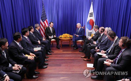 한미 정상회담(프놈펜=연합뉴스) 서명곤 기자 = 윤석열 대통령이 13일(현지시간) 캄보디아 프놈펜 한 호텔에서 조 바이든 미국 대통령과 정상회담을 하고 있다. 2022.11.13 seephoto@yna.co.kr