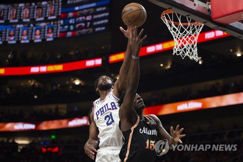 슛을 저지하는 조엘 엠비드[AP=연합뉴스]