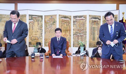 기념촬영 마친 김진표 국회의장과 여야 원내대표(서울=연합뉴스) 이정훈 기자 = 김진표 국회의장(가운데)이 14일 오전 국회 의장실에서 국민의힘 주호영 원내대표(왼쪽), 더불어민주당 박홍근 원내대표와 기념촬영 뒤 자리에 앉고 있다. 2022.11.14 uwg806@yna.co.kr