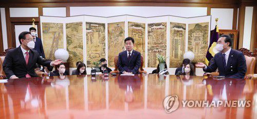 발언 순서 양보하는 여야 원내대표(서울=연합뉴스) 이정훈 기자 = 14일 오전 국회 의장실에서 김진표 국회의장 주재로 여야 원내대표가 회동하고 있다. 왼쪽부터 국민의힘 주호영 원내대표, 김진표 의장, 더불어민주당 박홍근 원내대표.  2022.11.14 uwg806@yna.co.kr