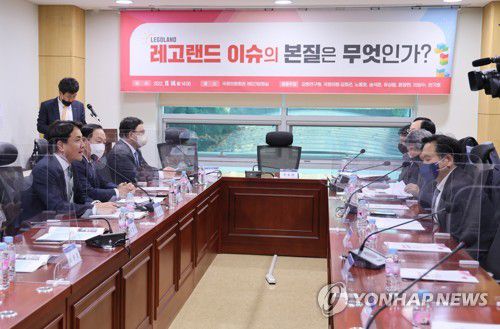 인사말 하는 김진태 강원지사(서울=연합뉴스) 이정훈 기자 = 김진태 강원지사가 14일 오후 국회 의원회관에서 열린 '레고랜드 이슈의 본질은 무엇인가?' 포럼에서 인사말을 하고 있다. 2022.11.14 uwg806@yna.co.kr