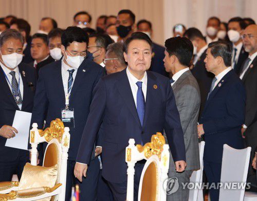 한·아세안 정상회의 참석한 윤석열 대통령(프놈펜=연합뉴스) 서명곤 기자 = 윤석열 대통령이 11일 오후 캄보디아 프놈펜 소카호텔에서 열린 한·아세안 정상회의에 입장하고 있다. 2022.11.11 seephoto@yna.co.kr