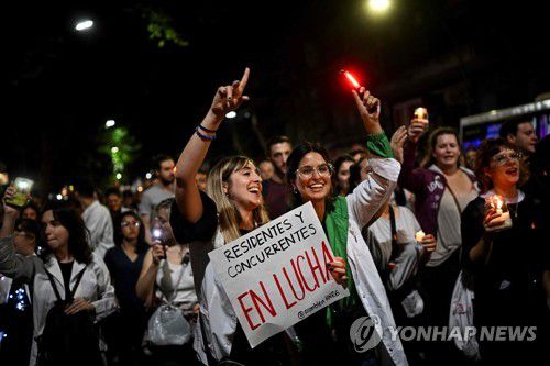 아르헨티나 부에노스아이레스 시립병원 레지던트들의 월급 인상 촛불 시위(부에노스아이레스 =AFP 연합뉴스) 아르헨티나 수도 부에노스아이레스 시립병원에 근무하는 레지던트들이 살인적인 물가상승률 문에 "못 살겠다"며 이에 상응하는 월급 인상을 요구하며 14일(현지시간) 촛불을 들고 행진하고 있다.