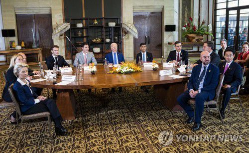 G7·나토 회원국 긴급 정상회의(발리 AP=연합뉴스) 16일(현지시간) 인도네시아 발리에서 G7·나토 회원국 정상들이 긴급회의를 갖고 있다. 2022.11.16 photo@yna.co.kr