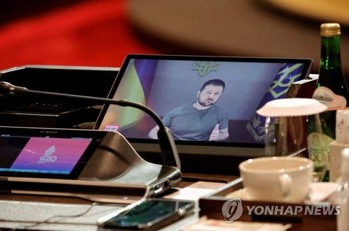 G20 정상회의에 화상으로 참가하는 젤렌스키 우크라 대통령(발리 로이터=연합뉴스) 볼로디미르 젤렌스키 우크라이나 대통령이 16일(현지시간) 인도네시아 발리 누사두아에서 열린 주요 20개국(G20) 정상회의 한 세션에 화상으로 참여해 연설하고 있다. 2022.11.16 clynnkim@yna.co.kr
