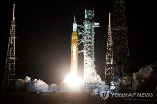 케네디우주센터서 발사되는 아르테미스Ⅰ로켓(케이프커내버럴 로이터=연합뉴스) 미국 항공우주국(NASA)의 무인 달 탐사 로켓 '아르테미스Ⅰ'이 16일(현지시간) 플로리다주 케이프커내버럴 케네디우주센터 39B 발사장에서 발사되고 있다. 2022.11.16 jason3669@yna.co.kr