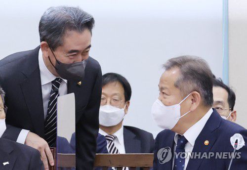인사 나누는 이상민 행안장관과 윤희근 경찰청장(서울=연합뉴스) 이정훈 기자 = 윤희근 경찰청장이 17일 오후 국회 행정안전위원회에서 열린 전체회의에서 이상민 행정안전부 장관에게 다가가 인사하고 있다. 2022.11.17 uwg806@yna.co.kr