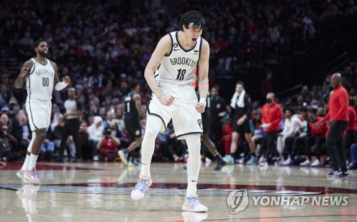 기뻐하는 와타나베 유타[AP=연합뉴스]