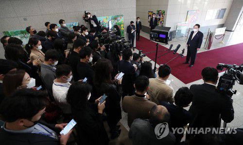 출근길 질의응답하는 윤석열 대통령(서울=연합뉴스) 안정원 기자 = 윤석열 대통령이 18일 오전 서울 용산 대통령실 청사로 출근, 기자들과 질의응답을 하고 있다. 2022.11.18 [대통령실통신사진기자단] jeong@yna.co.kr