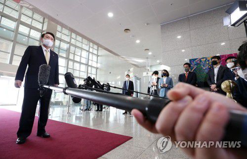 출근길 질의응답하는 윤석열 대통령(서울=연합뉴스) 안정원 기자 = 윤석열 대통령이 18일 오전 서울 용산 대통령실 청사로 출근, 기자들과 질의응답을 하고 있다. 2022.11.18 [대통령실통신사진기자단] jeong@yna.co.kr