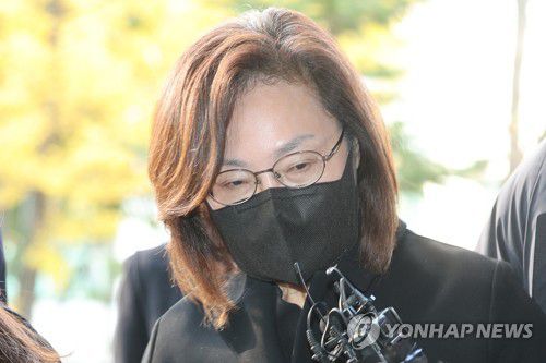 특수본, 박희영 용산구청장 소환 조사(서울=연합뉴스) 임화영 기자 = 박희영 용산구청장이 18일 오전 서울 마포구 이태원 사고 특별수사본부(특수본)에서 피의자 신분으로 조사받기 위해 출석하고 있다.       박 구청장은 핼러윈 기간 안전사고 예방대책 마련을 소홀히 하고 참사에 부적절하게 대처한 혐의(업무상과실치사상) 등으로 지난 7일 입건됐다. 2022.11.18 hwayoung7@yna.co.kr