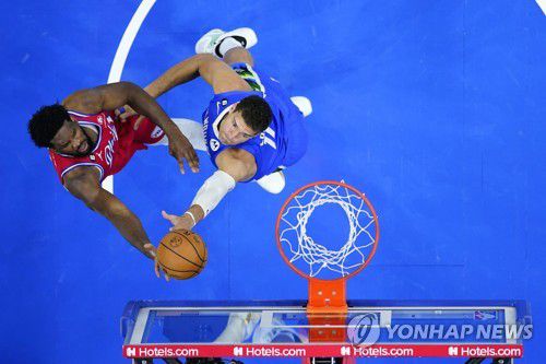 밀워키의 골밑을 공략하는 조엘 엠비드[AP=연합뉴스]