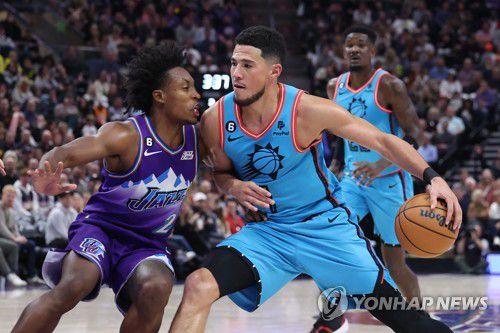 수비에 고전하는 데빈 부커[USA TODAY Sports=연합뉴스]