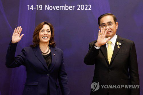 카멀라 해리스(왼쪽) 미국 부통령과 쁘라윳 짠오차 태국 총리[타스 연합뉴스 자료사진. 재판매 및 DB 금지]