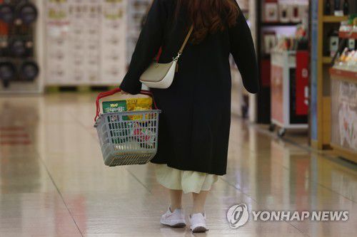 고물가 걱정(서울=연합뉴스) 진연수 기자 = 소비자물가 상승률이 5.7%로 석 달 만에 오름폭이 커진 데다, 미국이 4차례 연속 자이언트 스텝(한번에 기준금리 0.75%포인트 인상)이라는 초유의 조처를 함에 따라 고물가 충격 우려가 다시 커지고 있다. 사진은 3일 서울 시내 한 대형마트에서 장 보는 시민. 2022.11.3 jin90@yna.co.kr
