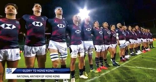 [홍콩 명보 캡처] 지난 6일 '럭비 월드컵 2023'의 홍콩-포르투갈 경기 중계 화면 자막에 홍콩 국가의 제목이 '글로리 투 홍콩'이라고 잘못 소개됐다.