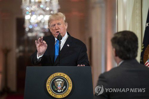 지난 2018년 11월 7일 당시 트럼프 美 대통령과 설전하는 CNN 기자[EPA 연합뉴스 자료사진. 재판매 및 DB 금지]