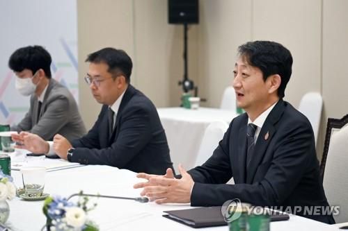 안덕근 통상교섭본부장, 칠레 국제통상차관 면담 (서울=연합뉴스) 안덕근 산업통상자원부 통상교섭본부장(오른쪽)이 18일(현지시간) 태국 방콕 퀸시리킷 국립컨벤션센터에서 호세 미겔 아우마다(Jose Miguel Ahumada) 칠레 외교부 국제통상차관과 면담을 갖고 있다. 2022.11.19 [산업통상자원부 제공. 재판매 및 DB 금지]     photo@yna.co.kr (끝)