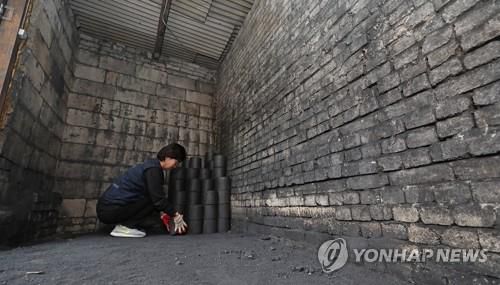 텅텅 빈 연탄 창고, 경제난에 줄어든 도움의 손길[연합뉴스 자료사진]